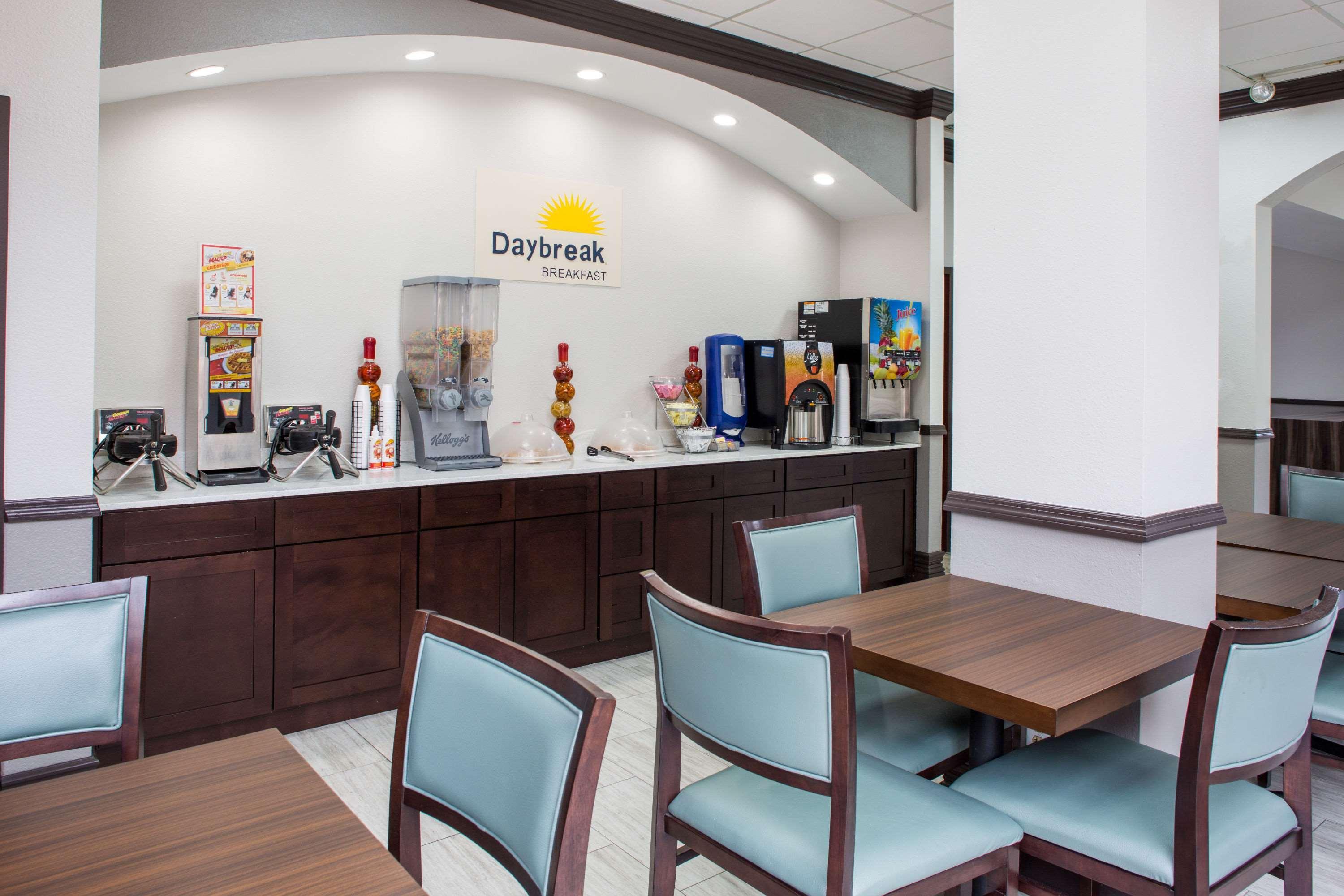 Days Inn & Suites By Wyndham Orlando Airport Buitenkant foto