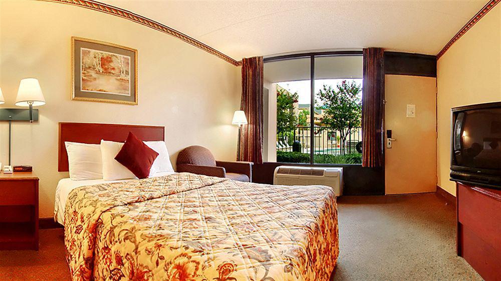 Days Inn & Suites By Wyndham Orlando Airport Buitenkant foto